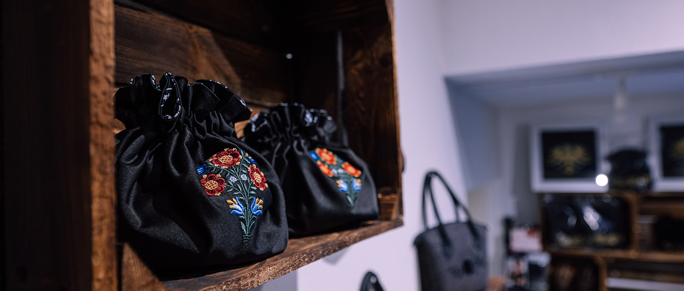 Von Hand gestickte Accessoires mit traditionellen Tiroler Motiven.