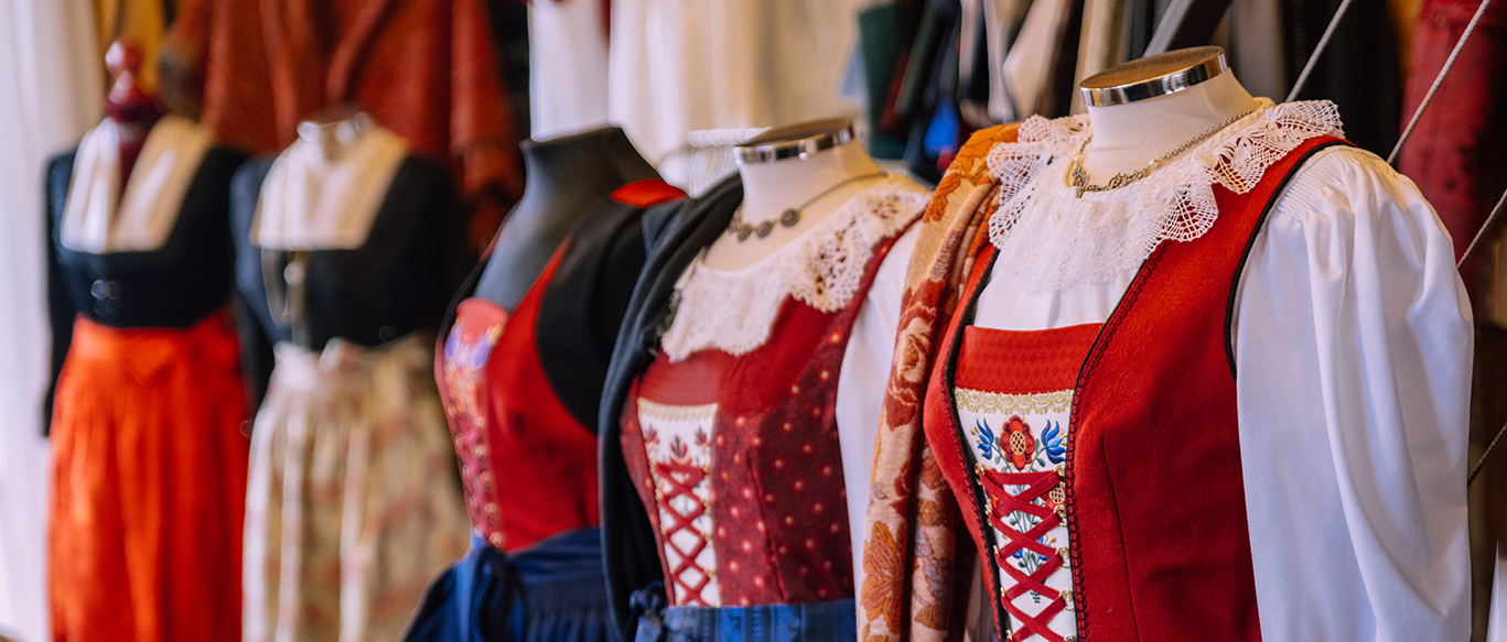 Mehrere Kleiderpuppen mit traditionellen, handgefertigten Trachten aus Tirol.